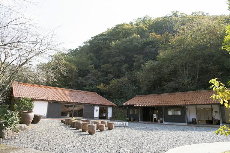 山本教行さん、お弟子さん、娘さんの夫の洋さんが器作りに励む岩井窯。