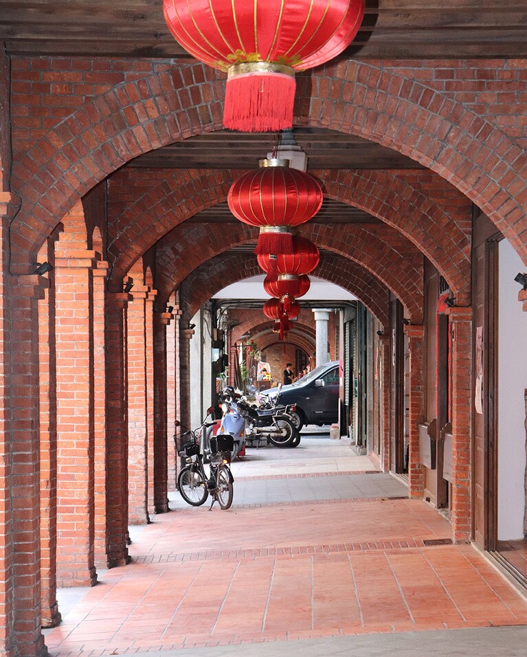 建物の前の通路には屋根があり、雨に濡れずに買い物を楽しめる。