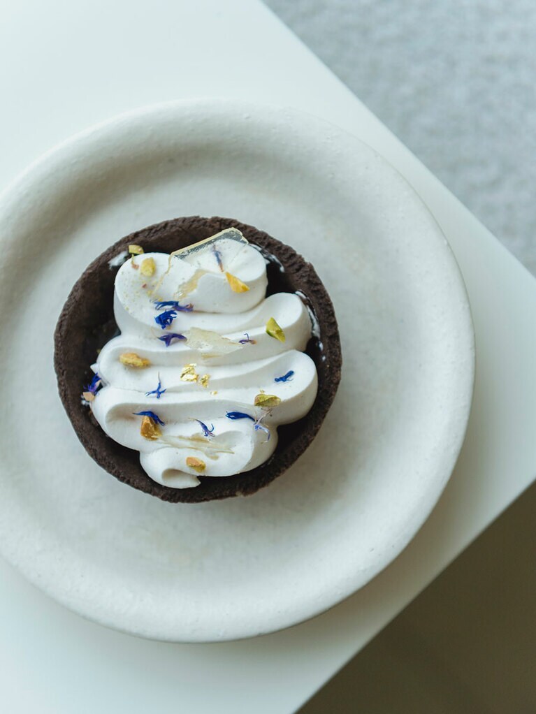 ピーナツバター、キャラメル、バナナを使ったチョコタルト「フラワリー ランド」W7,500。