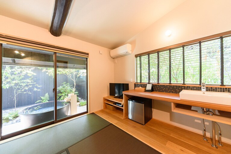 由布院いよとみ［大分／由布院温泉］本館「墨」の客室。