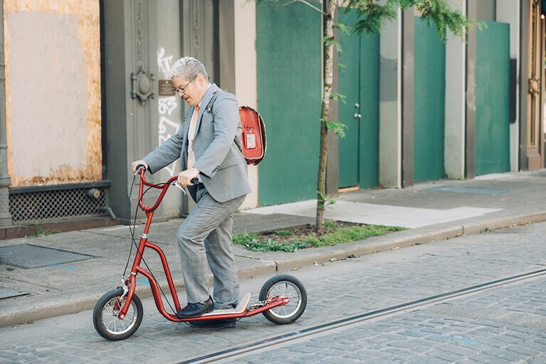 体の一部のようになじんだトーマスさんの赤いランドセル。
