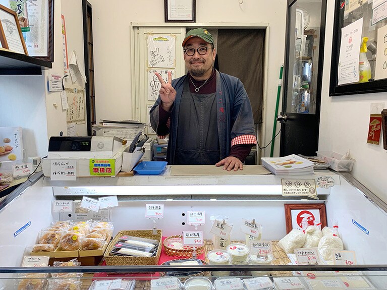 店主の浅沼さんは、契約農家などの安心できる素材を使い、湯河原の美味しい水によって、昔ながらの製法で豆腐を作っている。