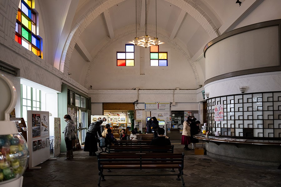 カラーガラスが彩りを添える出雲大社前駅の駅舎。