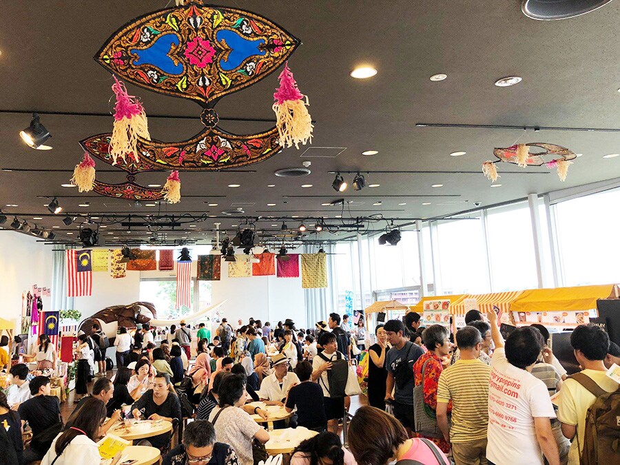 会場は横浜にある屋内施設「象の鼻テラス」。料理だけでなく現地のスパイス、調味料、なまこ石けんなどマレーシア産の食品や雑貨も販売。またワークショップ、クイズ大会など体験型イベントも盛りだくさん。