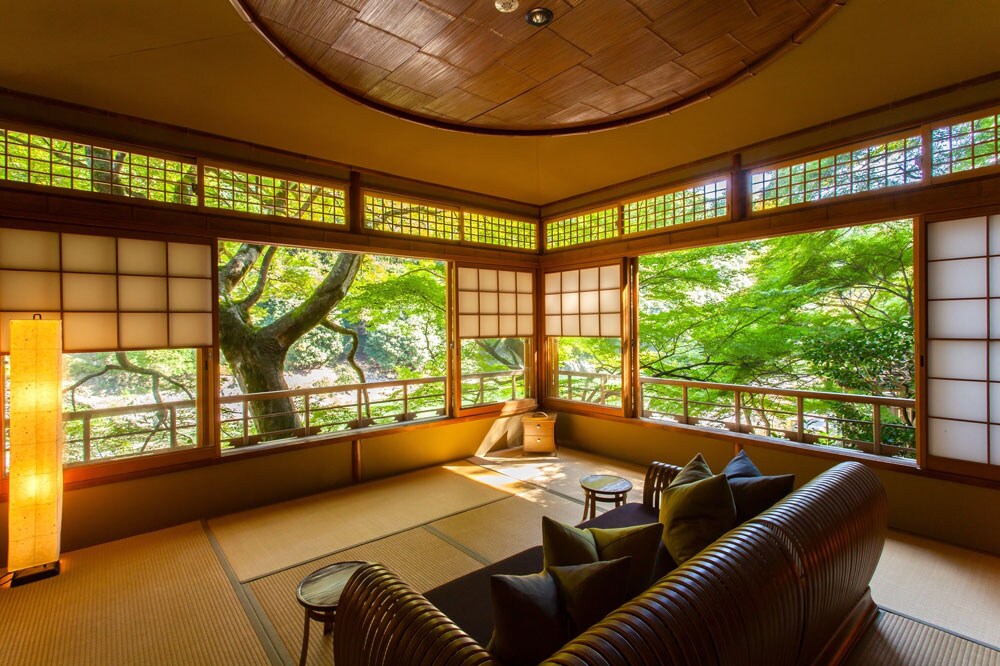 全客室が嵐山の絶景ビューの星のや京都。草木のパワーを間近に感じることができます。