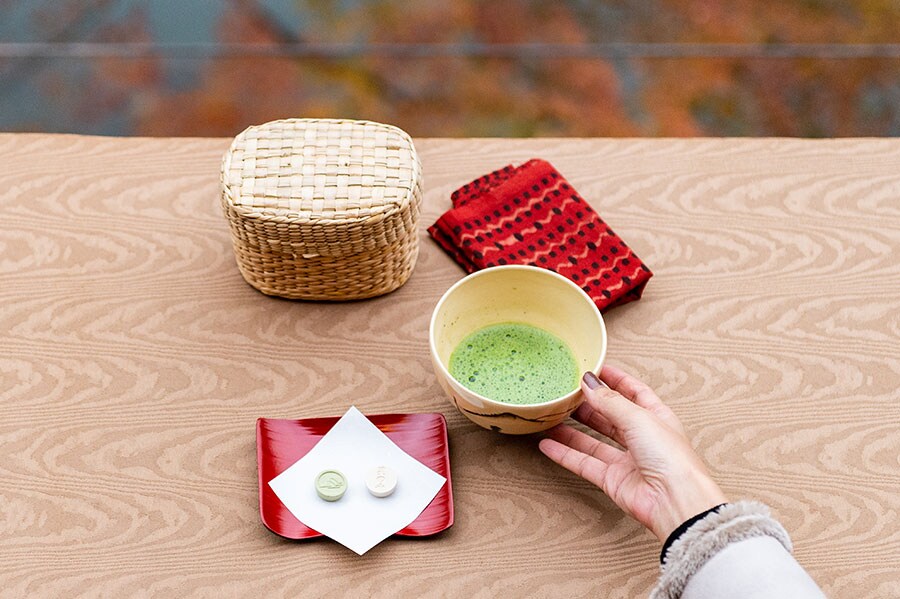 お茶の知識がなくてもぜひトライしてみたい、「星のや京都」の野点体験。