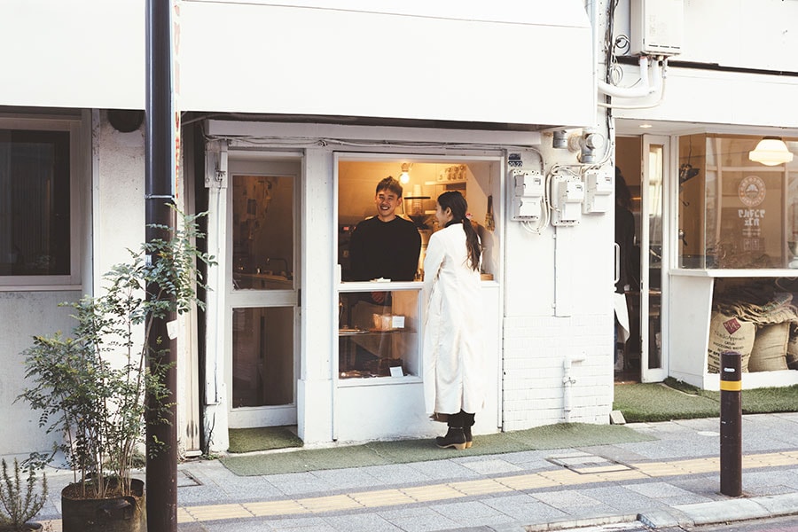 「街のコーヒー屋でありたい」と話す寺崎さん。スタンドには出勤前や買い物途中のお客さんがひっきりなしに訪れる。