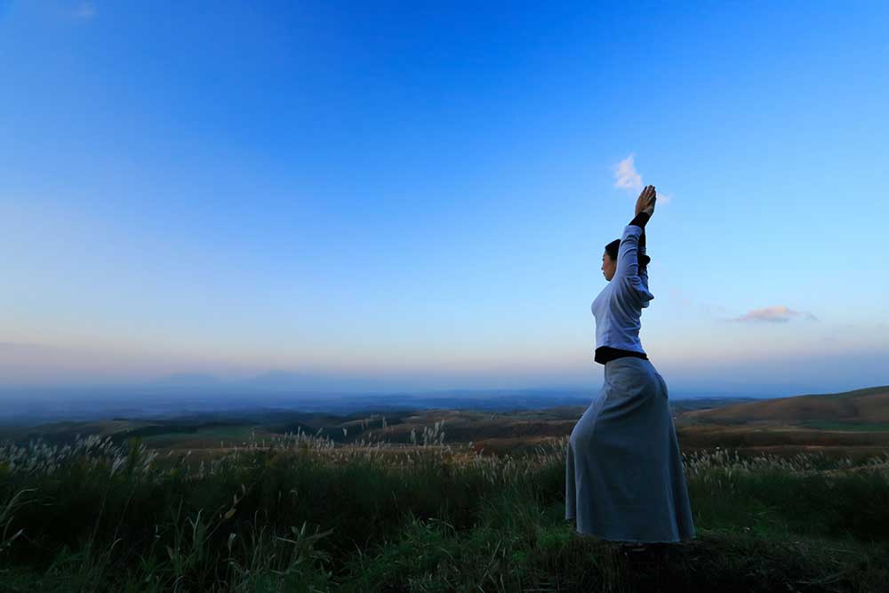 【界 阿蘇】大観峰での朝の「カルデラ体操」で、阿蘇の大自然のエネルギーを身体に取り込む。