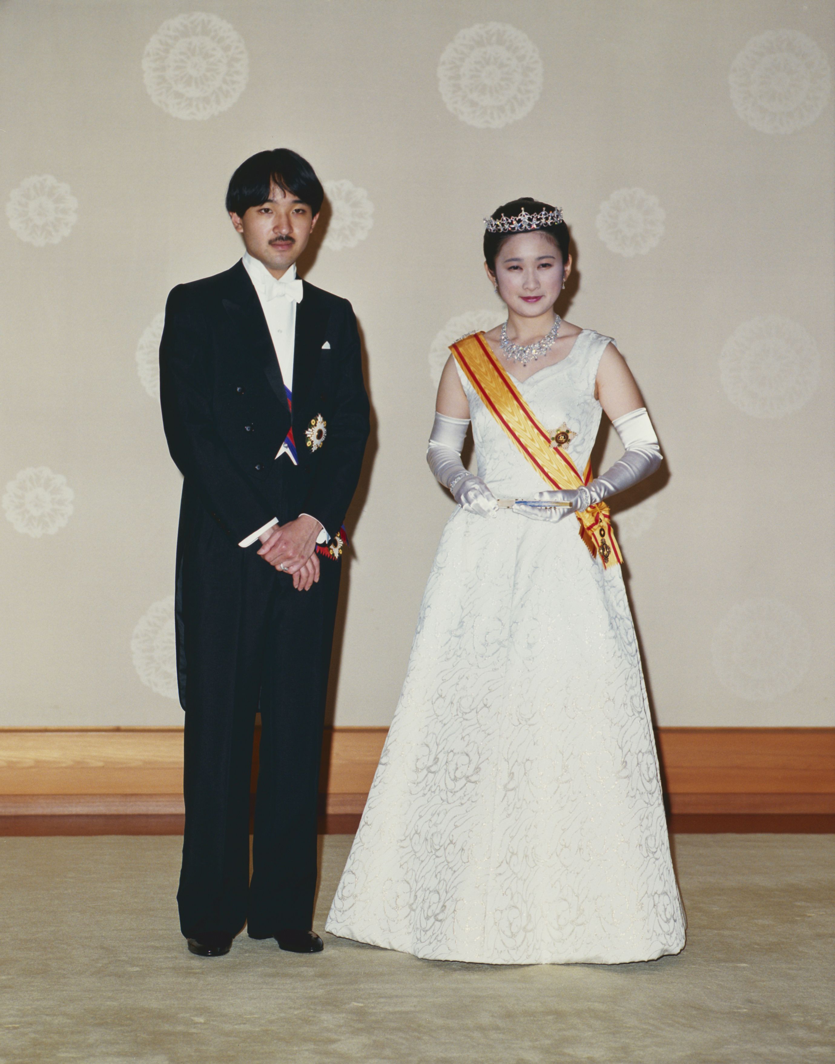 1990年6月29日、結婚の記念撮影の合間に、紀子さまは秋篠宮さまの髪を直された　宮内庁提供