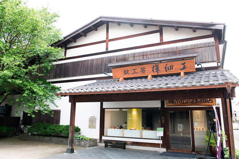 店は江戸末期の蔵を改装。