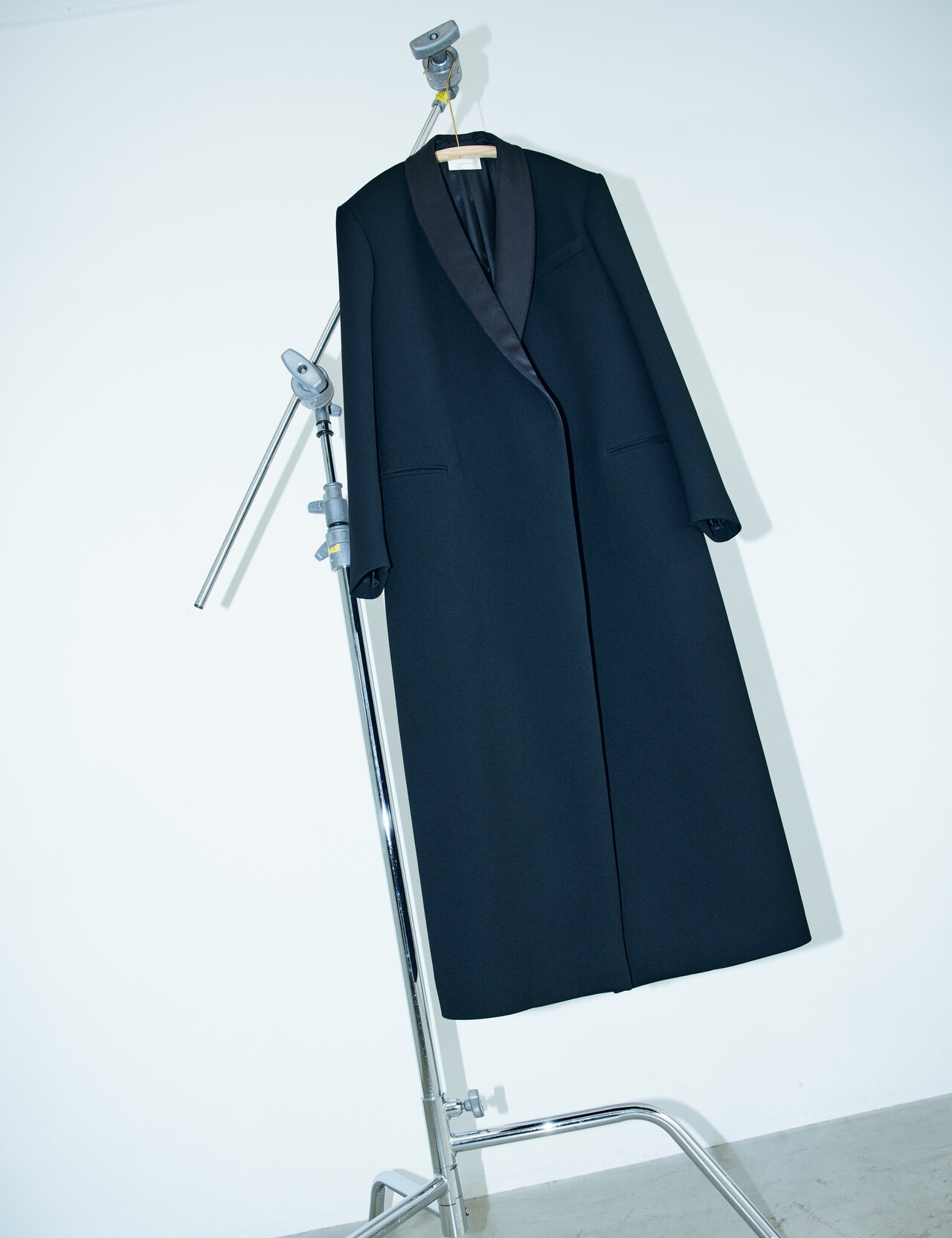 コート 949,300円／ザ・ロウ（ザ・ロウ・ジャパン）