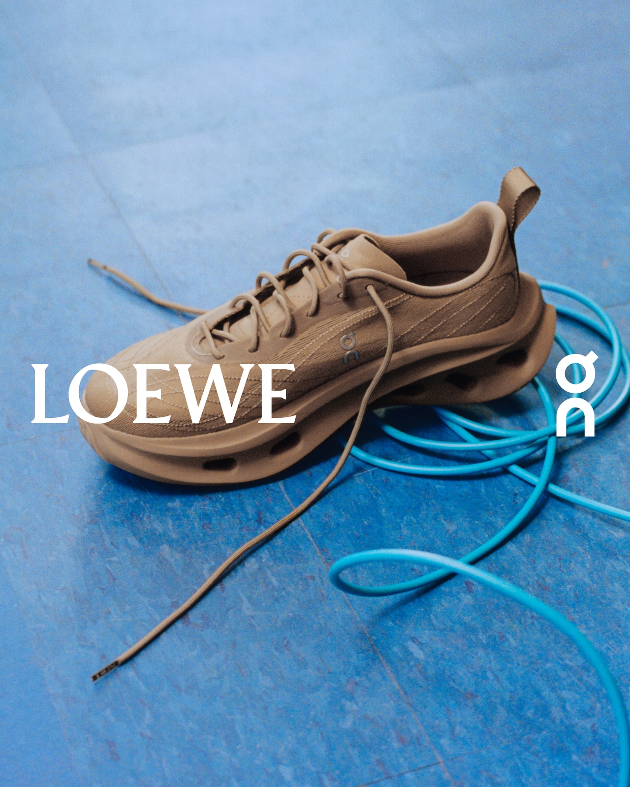 LOEWE×On、最新コレクションのキャンペーンビジュアルより