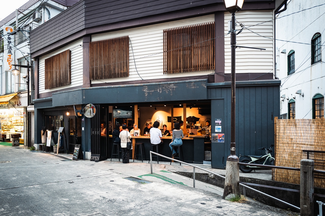 バーでありながらオープンエアなカウンターは居心地抜群。