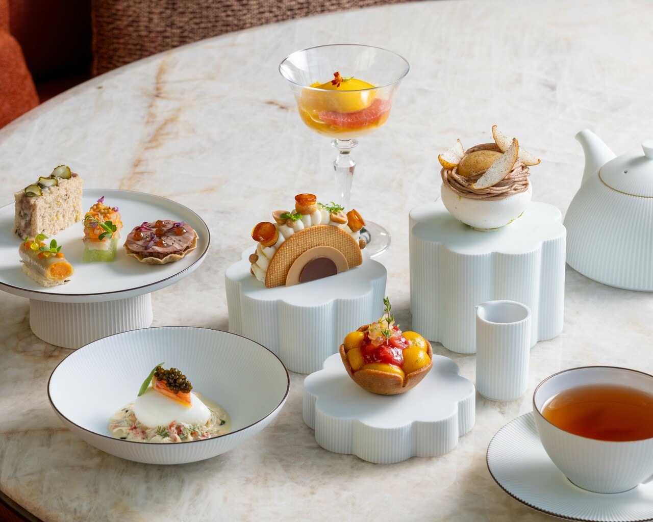 天空のオアシス「ピーク ラウンジ&バー」で楽しむティータイム。アトリウムに降り注ぐ明るい光に祝福されて、優雅なアフタヌーンティーを。