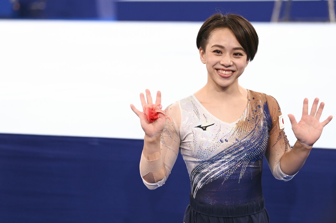2021年東京五輪での村上茉愛さん。ゆかで金メダル、平均台で銅メダルを獲得した同年10月の世界選手権をもって引退した ©JMPA