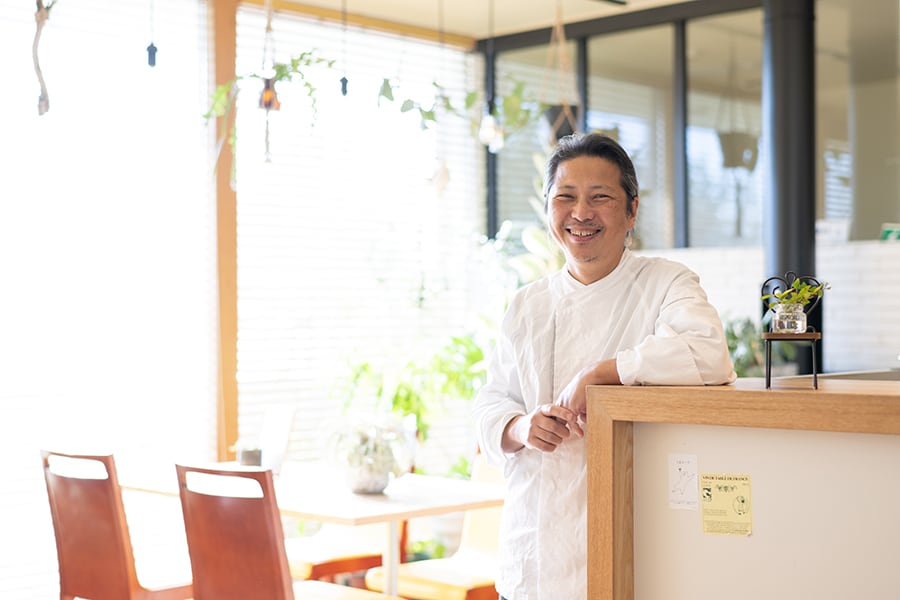 「山は僕の仕入れ先、海は僕の冷蔵庫」と笑顔で語るオーナーシェフの尾﨑邦彰さん。