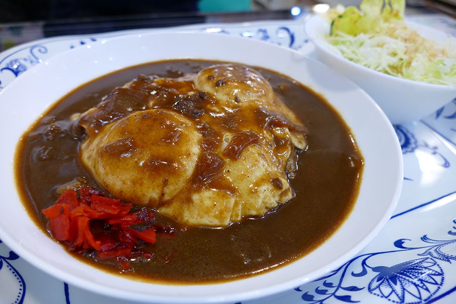 店の看板メニューのエッグカレー。玉子は追加もできる。