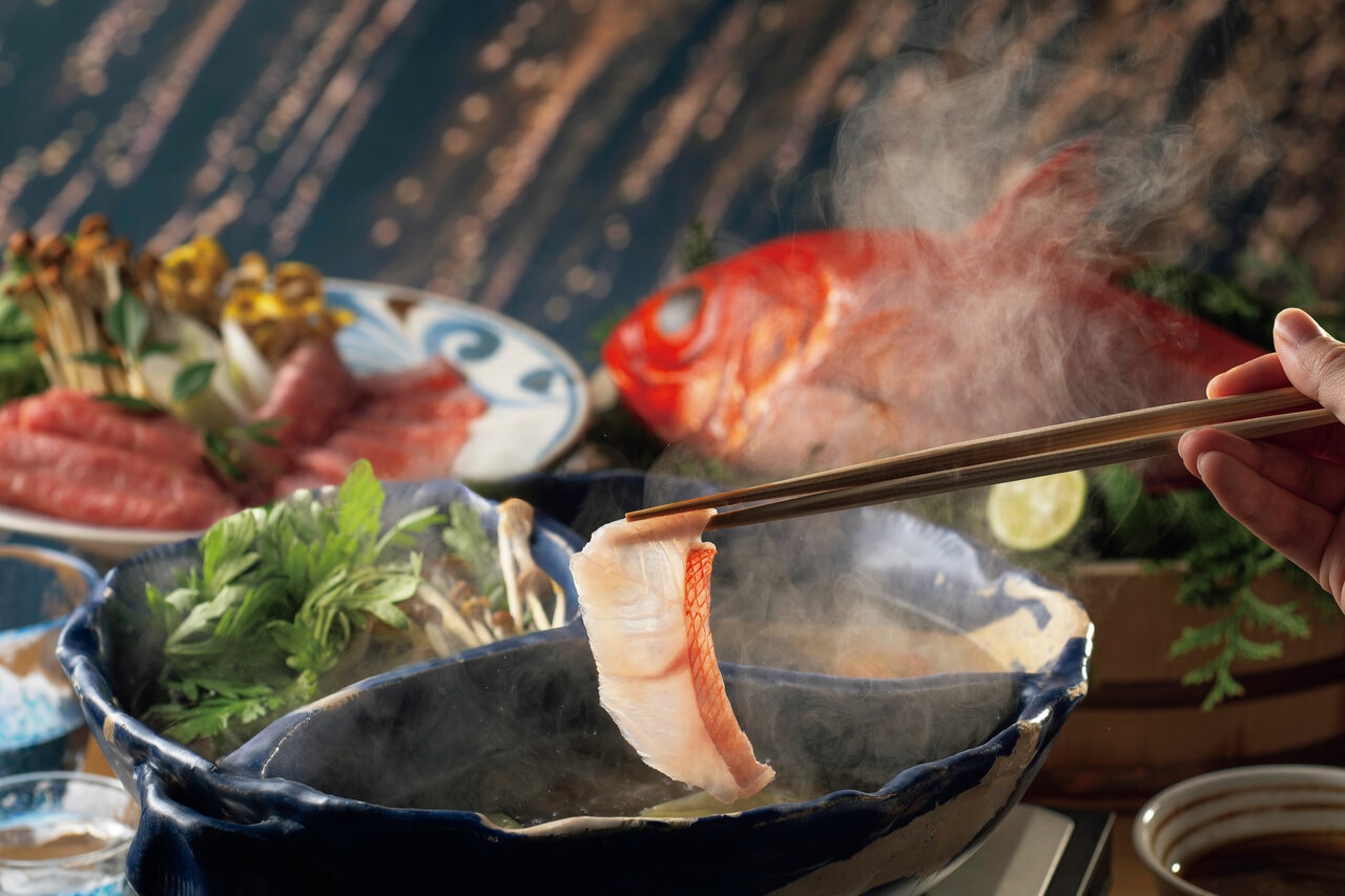 「和食ダイニング 花火」では、金目鯛やサザエなど、旬の海の幸をふんだんに取り込んだ会席料理を味わえる。