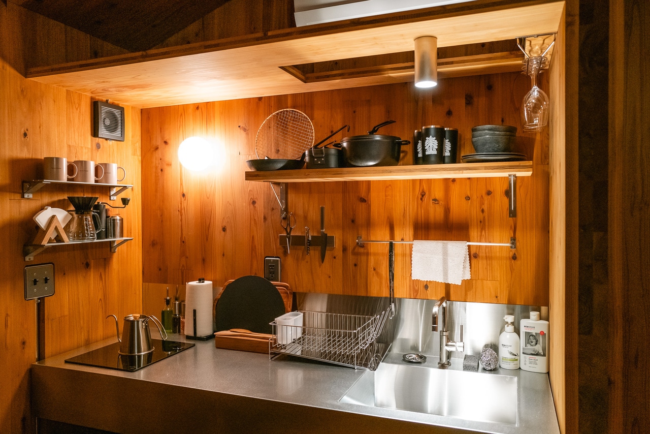 全棟に設置されたキッチン。調理道具やコーヒーの器具、食器やグラスが標準装備。