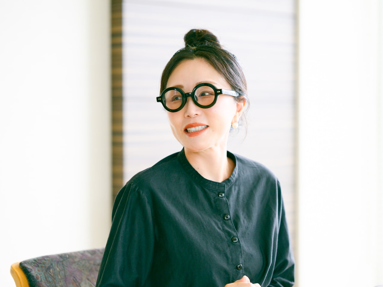 JINSのメガネをかけるまんきつさん。「“くいだおれ太郎”に似てませんか?」(まんきつさん)。
