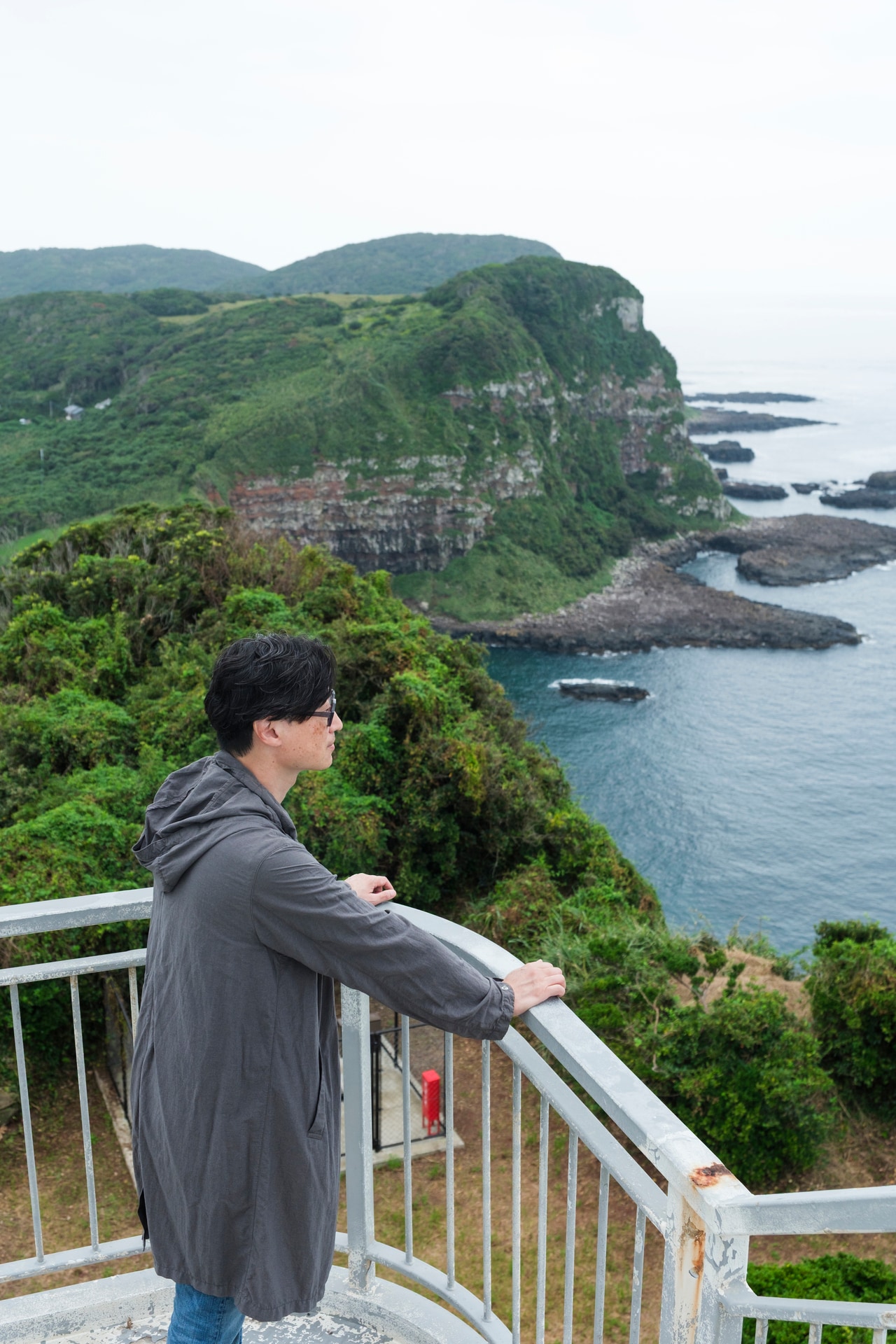 断崖に建つ大碆鼻灯台。生月島の断崖に立ち玄界灘をのぞむ。