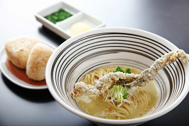 鳴門の人気ラーメン店・堂の浦鳴門本店監修の“鯛の塩らぁ麺”（1,950円）。
