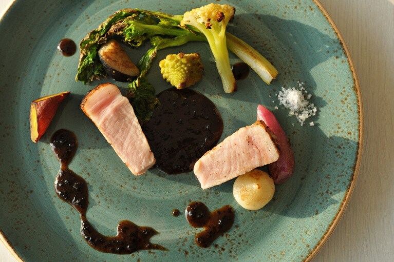 宮古島近海の魚介や島野菜など、旬がたっぷりのディナーコース〈AYANTSU-綾道-〉から「琉香豚ロースのロースト」。コース1万5,180円。