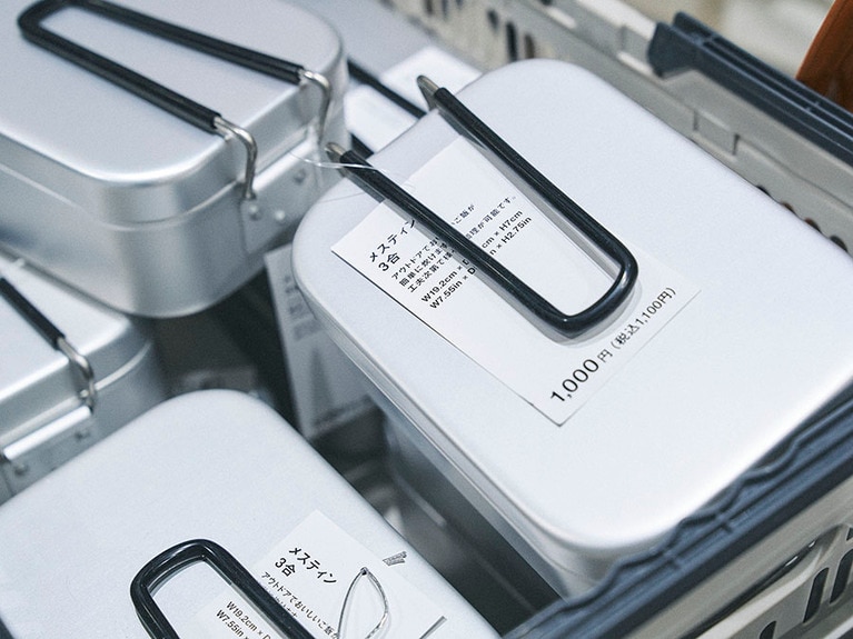 ちょっといいもの② メスティン3合 各1,000円。アウトドアでご飯を炊くときに使うメスティン。「このサイズでこの安さのものはない！」と商品本部・田中さんのキャンパー仲間の間で早くも注目の的に。