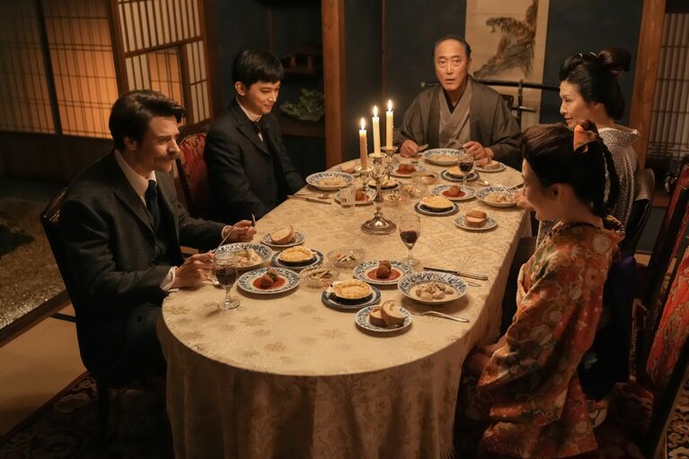 江藤知事（佐野史郎）の自宅に招かれたヘブンと錦織。リヨ（北香那）が腕によりをかけた西洋料理はホタテのコキール、クロケット、「宍道湖七珍」のうちのひとつであるアマサギ（ワカサギ）と野菜を合わせたマリネ。メインの鶏肉のフリカッセにも、司之介が配達した牛乳が使われているという設定　（C）NHK