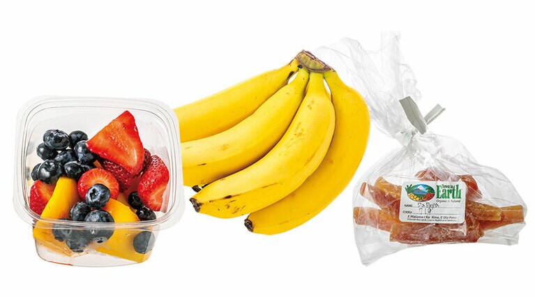 ［Fruit］左：キッチンのないホテルやビーチで助かるのがカットフルーツ。部屋飲みのカクテルづくりにも活用。5.12ドル／Whole Foods Market 中：農園も多いハワイはローカルバナナがお手頃。1.61ドル／Whole Foods Market 右：量り売りなら少量でもOK。ドライパパイヤ 1.5ドル／Down to Earth