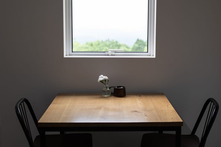 四角い窓に切り取られた霧島高原の風景はまるで一枚の絵のよう。