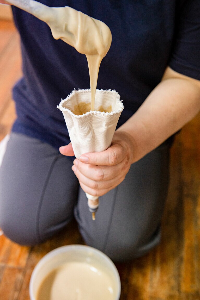 薬きょうは、糊を絞り出す袋の口金に。糊も餅米や糠などから手作りします。