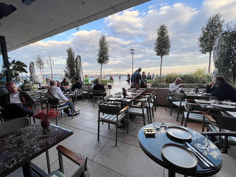 広々としたテラス席からは、左手にボスポラス海峡越しにアジア大陸、右手には旧市街のあるヨーロッパ大陸を望むことができる。