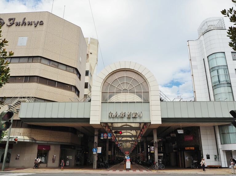 道幅の広いアーケード商店街「れんがどおり」。交差点ごとに名前の違う商店街と交わる