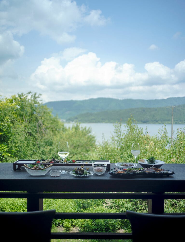 山に囲まれた余呉湖の清らかな風景を眺めながら、テラスで食事もいい。どの季節も美しい。そして美味しい。