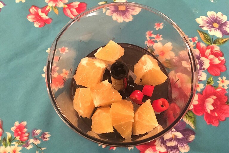 オレンジは酸味の少ないものを使うのがおすすめ。唐辛子は種とヘタを取り除いて適量を使用。