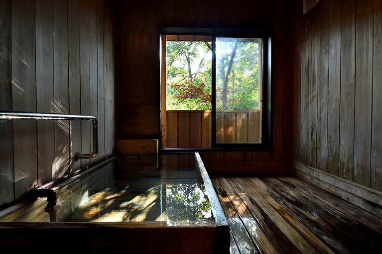 貸し切り風呂は「檜」「石」の2つを用意。