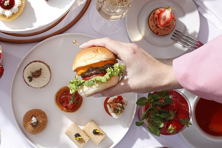 レギュラーメニューでも人気が高いUSDAプライムビーフを使用したチーズバーガーがアフタヌーンティーにも登場。