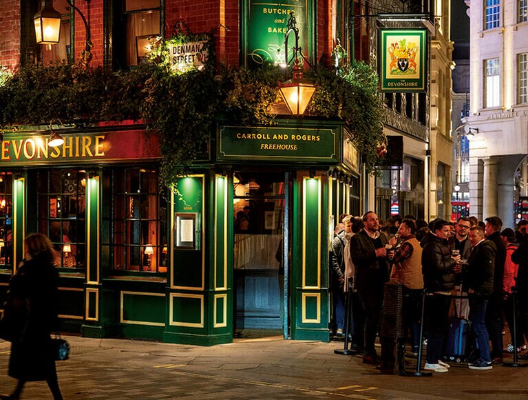 ピカデリー・サーカス駅すぐそばに18世紀末に建てられた伝統パブが刷新。遅くまで賑わう。