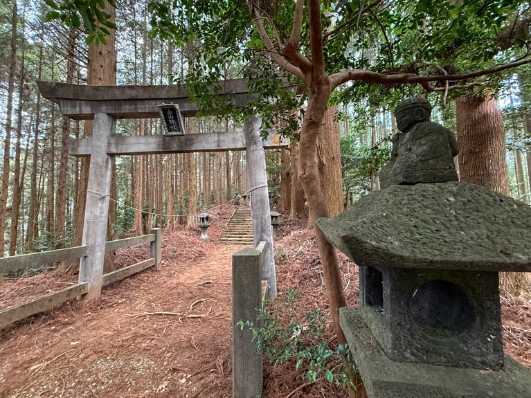 向山神社の鳥居。石灯籠には七福神が載っている。