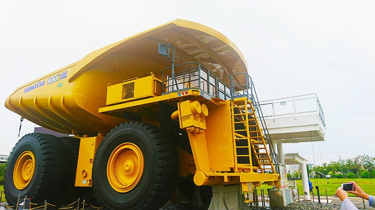 ［こまつの杜］世界各国で1,000台以上が稼働している「930E」。日本では、こまつの杜に展示されたこの1台のみ！