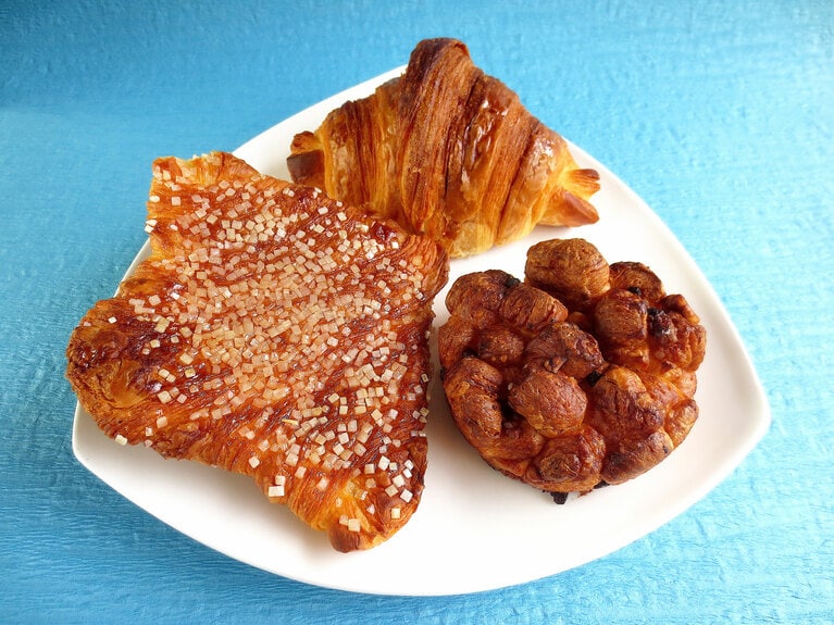 世界各国のパン。左より時計回りに「韓国風カリカリクロワッサン」280円、「クロワッサンクラシック」230円、「モンキーブレッド」220円。