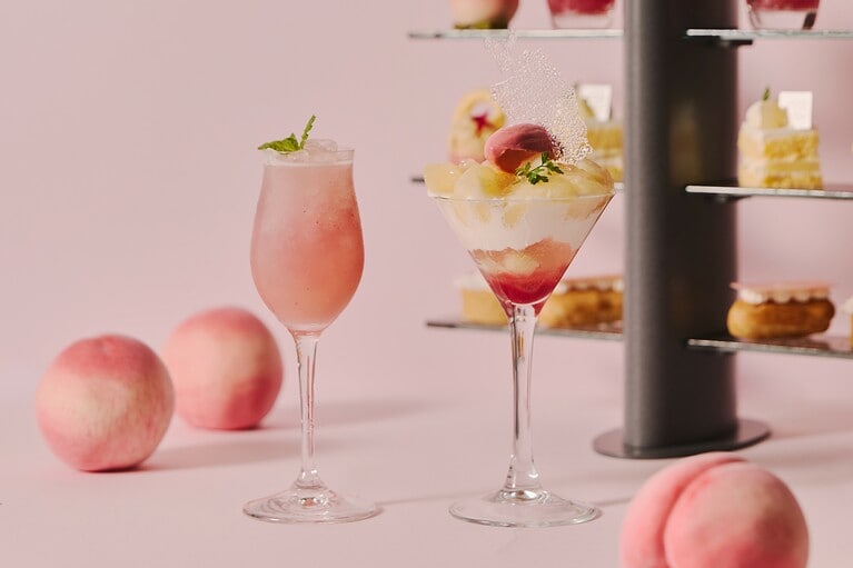 写真左／ウェルカムドリンク「ファジーシトラス」。みずみずしい桃に柑橘の爽やかさを合わせ、“飲む桃”を堪能するノンアルコールカクテル。写真右／ウェルカムパルフェ「ピーチパルフェ」。桃のゼリーや爽やかなヨーグルトクリームをベースに、甘酸っぱい自家製の赤桃アイスやラズベリーソース、フレッシュの桃を重ねた清涼感あるひと品。