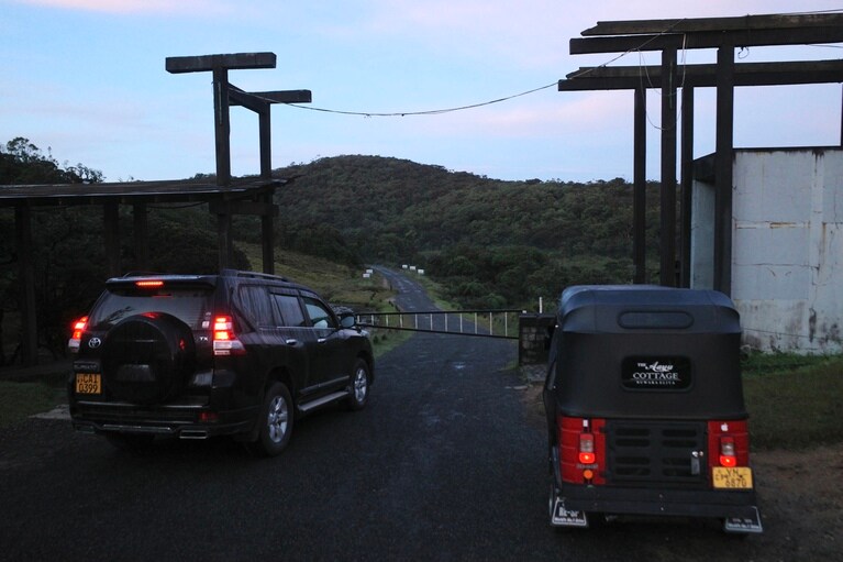 予約していたトゥクトゥクでヌワラ・エリヤから現地へ向かった。