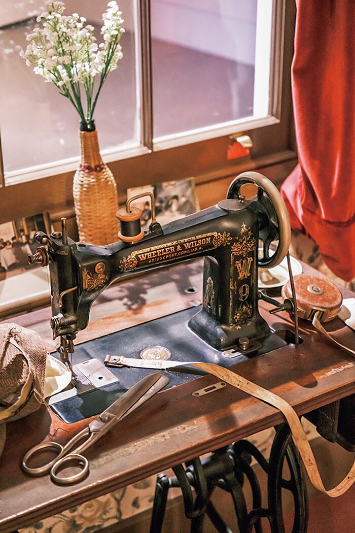 1910年代ユダヤ人のデリンスキー一家の金曜日など、詳細な住人の物語が設定されている。