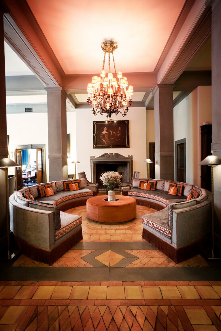 メインホールもユニークな円形ソファに刷新。