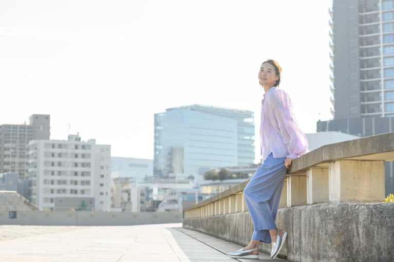 いろいろなコーディネートに合わせやすいシルバーだから、履き合わせる楽しさも。女性らしい洗練された印象なのに、歩きやすいなんて、本当にうれしい！