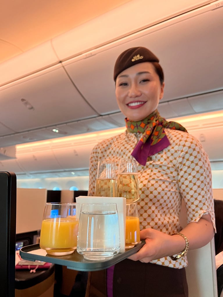 あれこれシートの写真を撮っていたら、CAさんがウエルカムドリンクを持ってきてくれた。