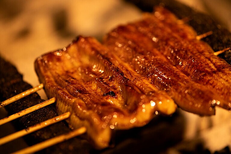 ［意外と歴史が長い！ うなぎのお取り寄せ］「うなぎが届く」というワクワク感をお伝えすべく、焼き上がりを撮影に行きました。