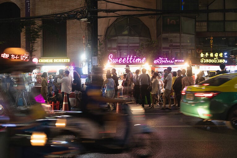 車道にはみ出す歩行者も多いが、交通事故には気をつけたい。